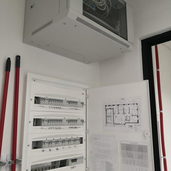 Pomieszczenie techniczne z rozdzielnicą elektryczną i szafą teleinformatyczną