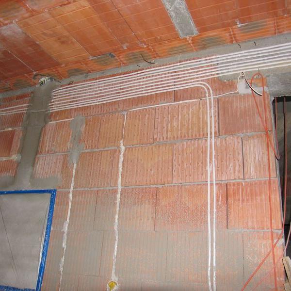 Rozdzielnica elektryczna zabezpieczona na czas tynkowania